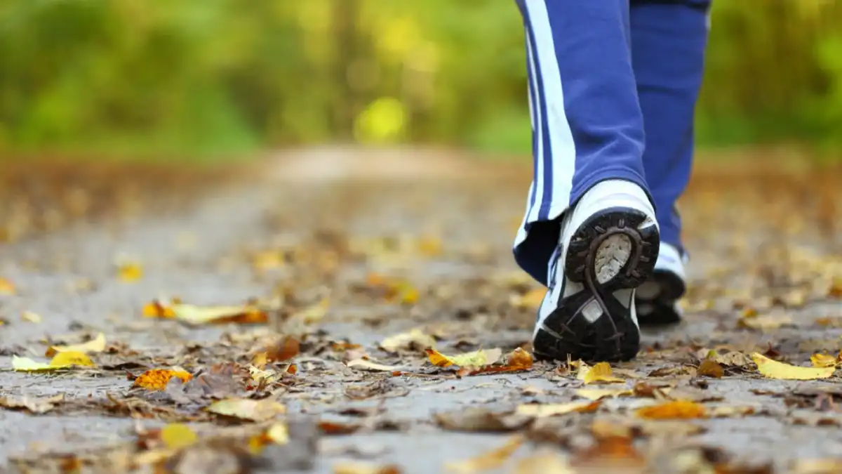 Un estudio reveló que caminar 15 minutos diarios ayuda a vivir más años