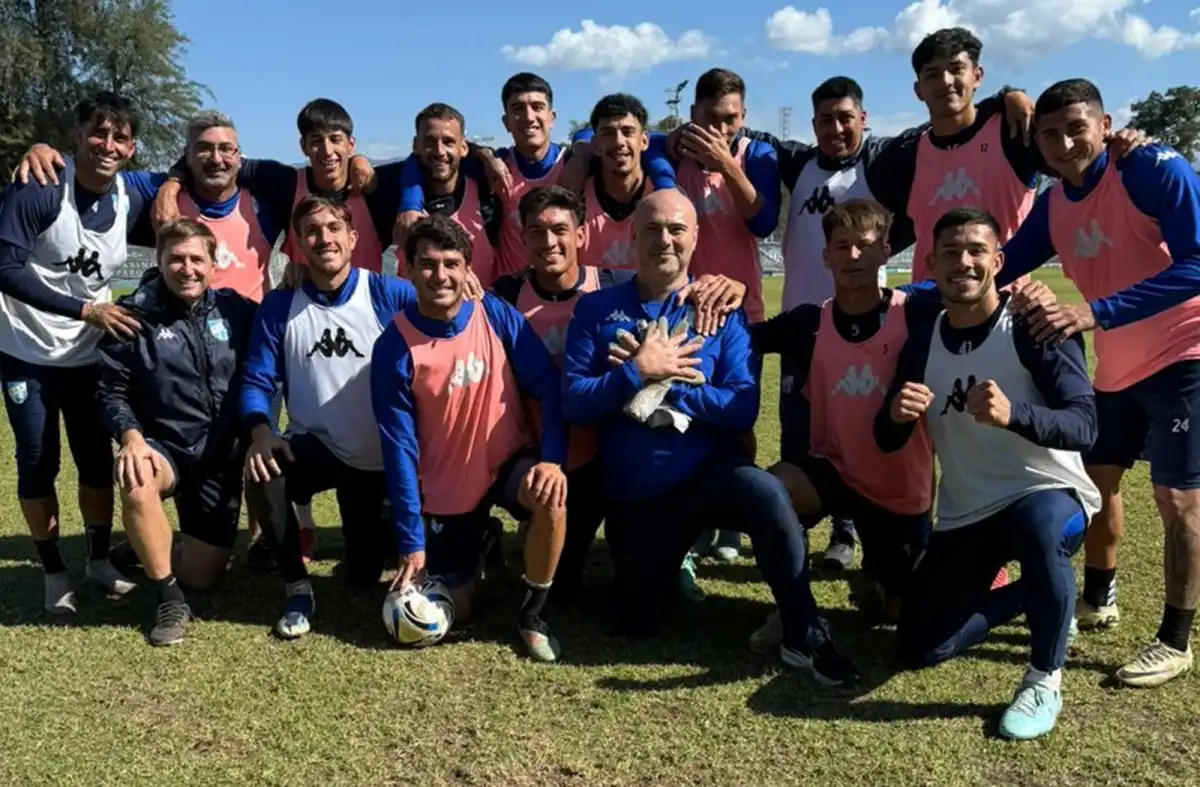 BUENA ONDA. El plantel de Atlético vivió una jornada distendida en el complejo Ojo de Agua, previo a la preparación intensa de cara al duelo con Talleres por Copa Argentina.