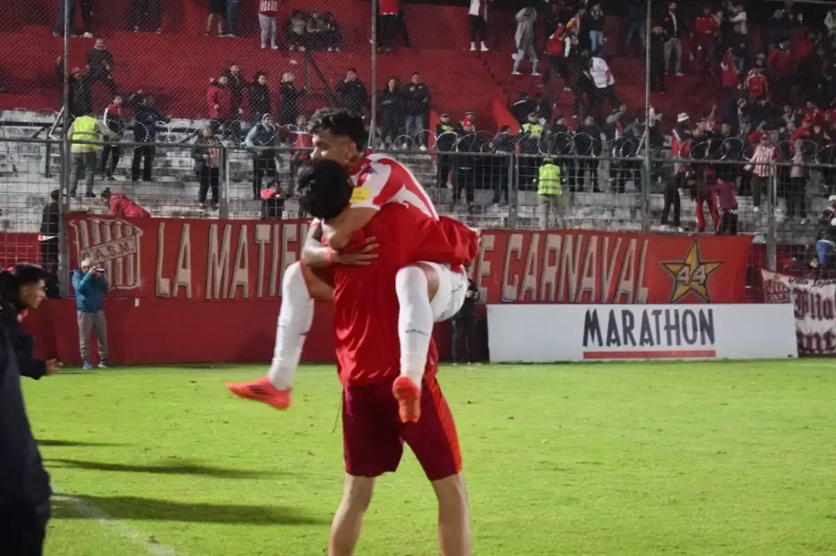 EMOCIÓN. Lucas Diarte corrió directo hacia Jeremías Ariza para abrazarlo después de la rápida reacción del alcanzapelotas en la jugada del 1-0.