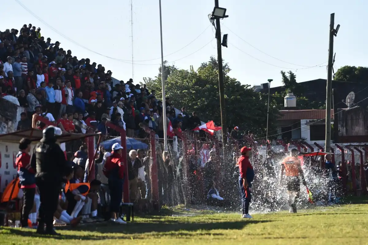 INCIDENTES. El asistente Martín Nardelli recibe el impacto de agua durante la victoria 1-0 de Tucumán Central sobre Juventud Unida el último domingo.