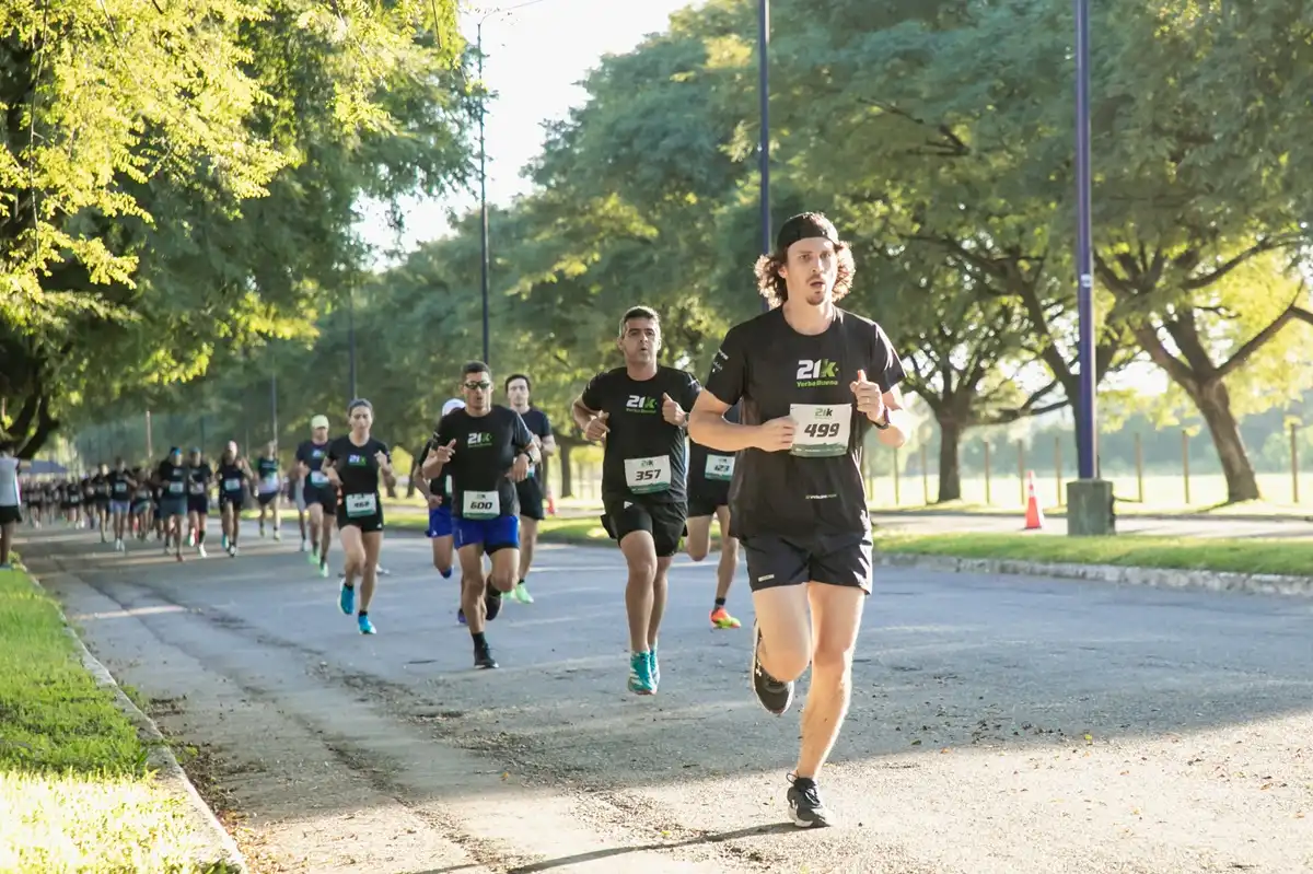 RITMO. Un grupo de runners avanza por uno de los sectores arbolados del circuito durante una edición pasada de los 21K Yerba Buena.