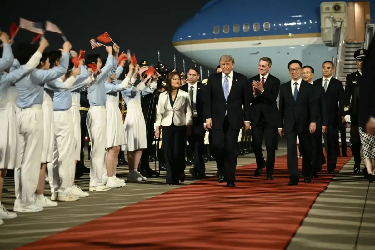 ARRIBO. Trump camina la alfombra roja junto al embajador de su país y autoridades chinas.