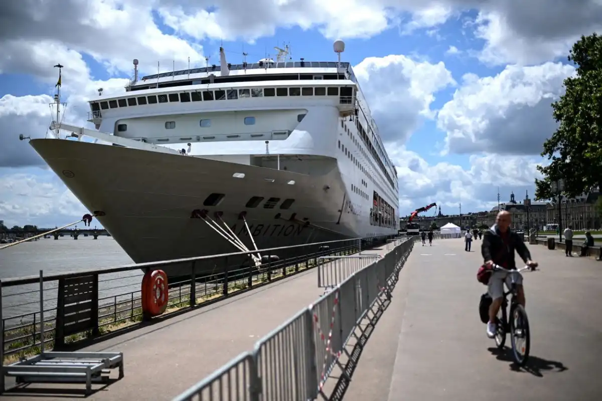 SUSTO. Pasajeros del crucero Ambition, con bandera Bahamas, bajan en el puerto de Burdeos, luego de permanecer confinados durante varias horas.