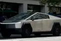¿Quién es el diputado libertario que estacionó un Tesla de U$S100.000 en el Congreso?