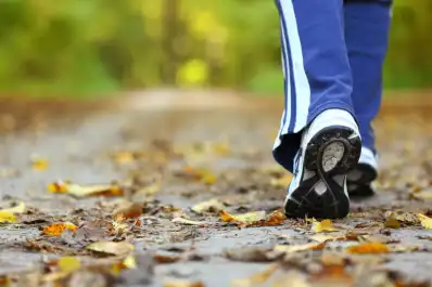 Un estudio reveló que caminar 15 minutos diarios ayuda a vivir más años