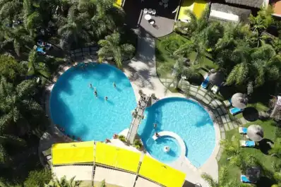 Salen a la luz nuevos viajes de Manuel Adorni: investigan dos estadías en un all inclusive de Gualeguaychú