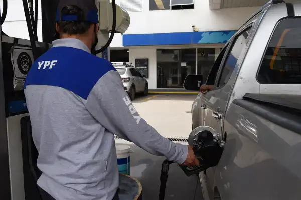 ¿Qué es el buffer de precios que empleará YPF por 45 días en todos los surtidores del país?