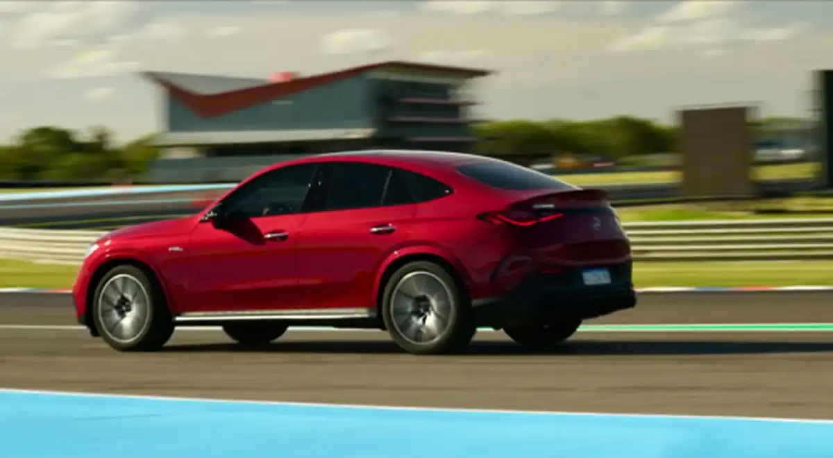 A TODA VELOCIDAD. El auto acelera sobre el asfalto en el Autódromo Internacional de Las Termas de Rio Hondo. 