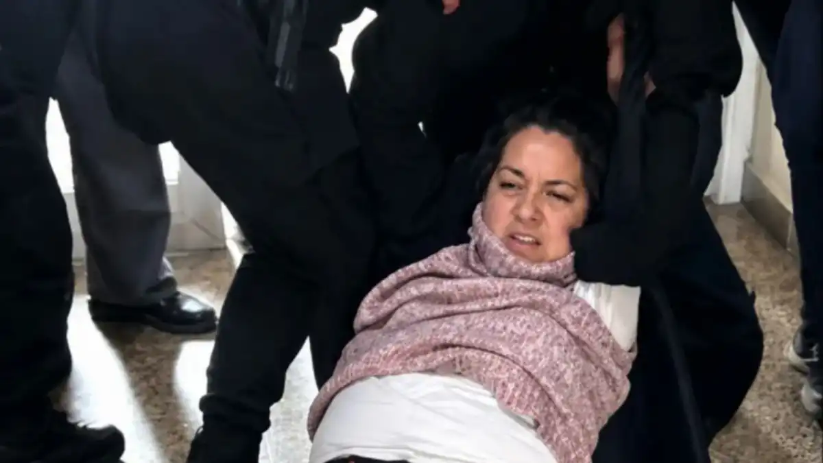 Crimen de las francesas: escándalo, gritos y forcejeos por una orden de ADN a la esposa de Clemente Vera FOTO: ELMURISHOW