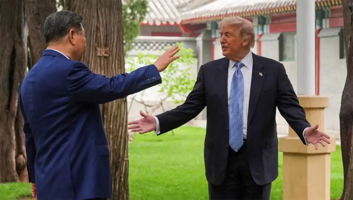 DIPLOMACIA. Trump y Jinping durante el recorrido por los emblemáticos jardines de Zhongnanhai.