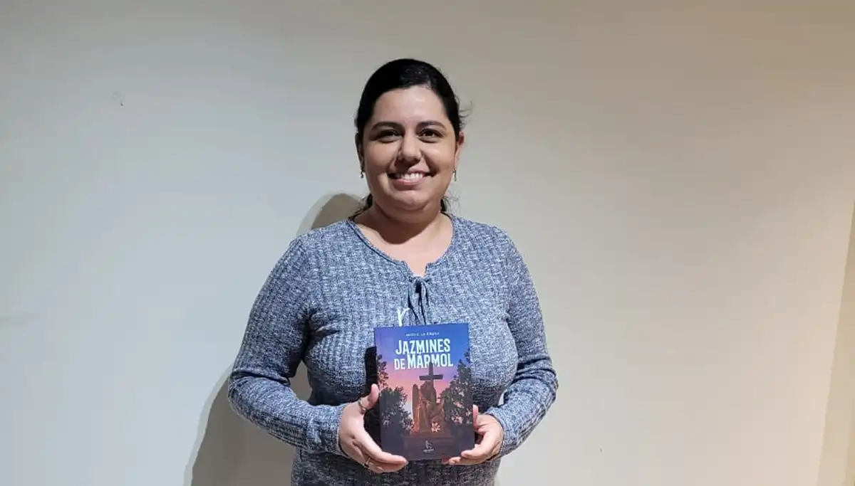 PRIMERA NOVELA. Antonella Gutiérrez La Bruna llevó “Jazmines de Mármol” desde Tucumán hasta la Feria del Libro.