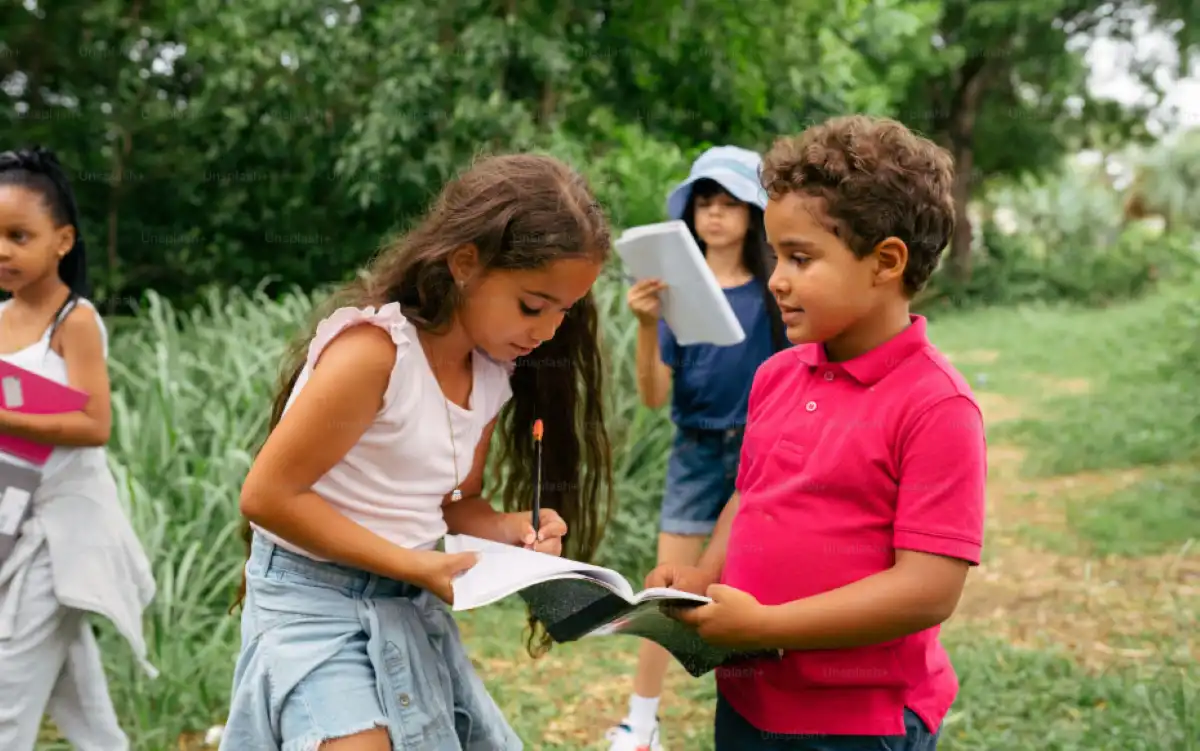 “Volvé antes de la cena”: por qué los niños que crecieron sin celulares son más resilientes y los de ahora enfrentan una salud mental más compleja