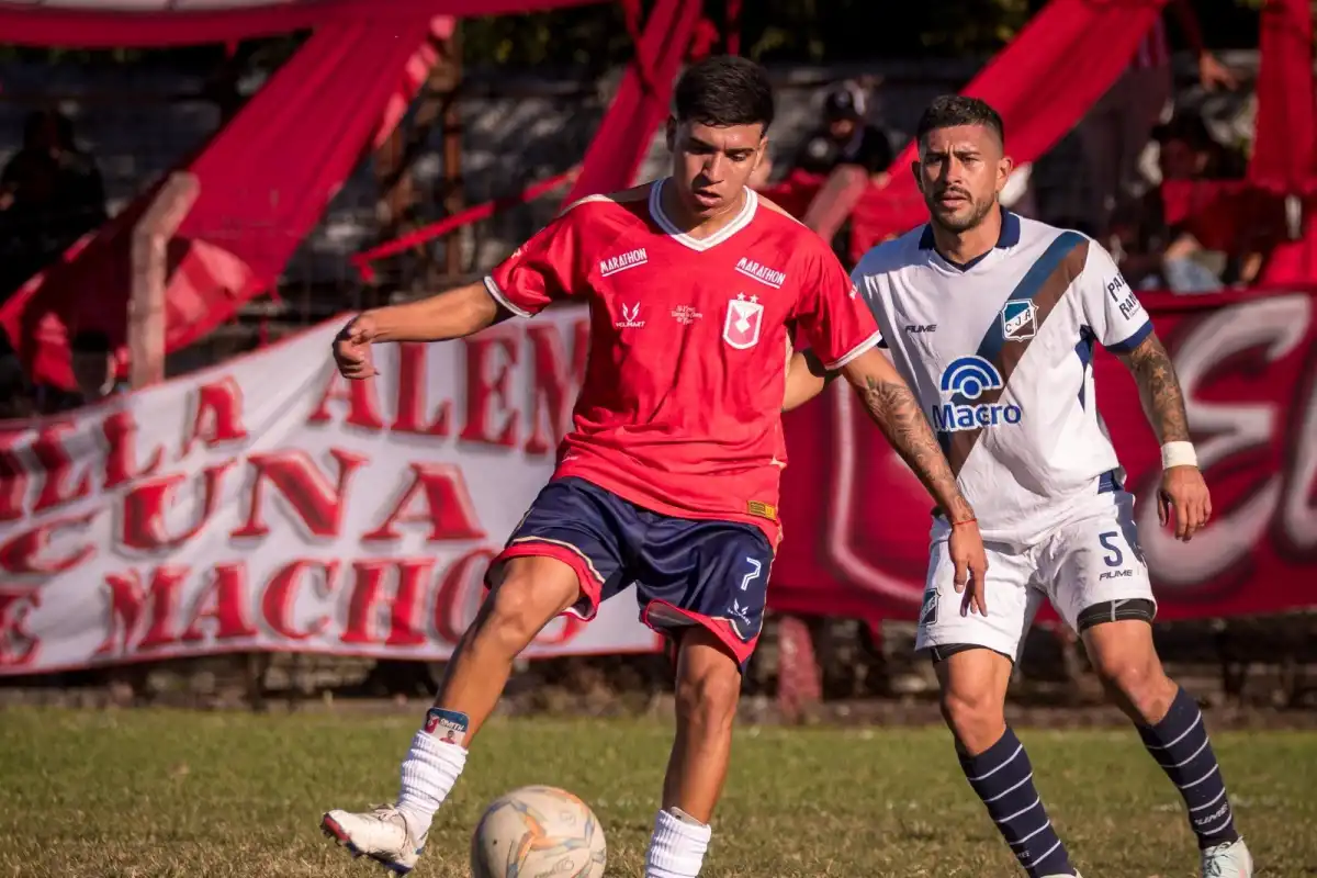 GRAN HABILIDAD. Matías Smith es uno de los mejores gambeteadores del fútbol tucumano y lo demuestra en cada desborde por las bandas de Villa Alem. Con velocidad y talento, logra desequilibrar y superar rivales con una facilidad asombrosa.