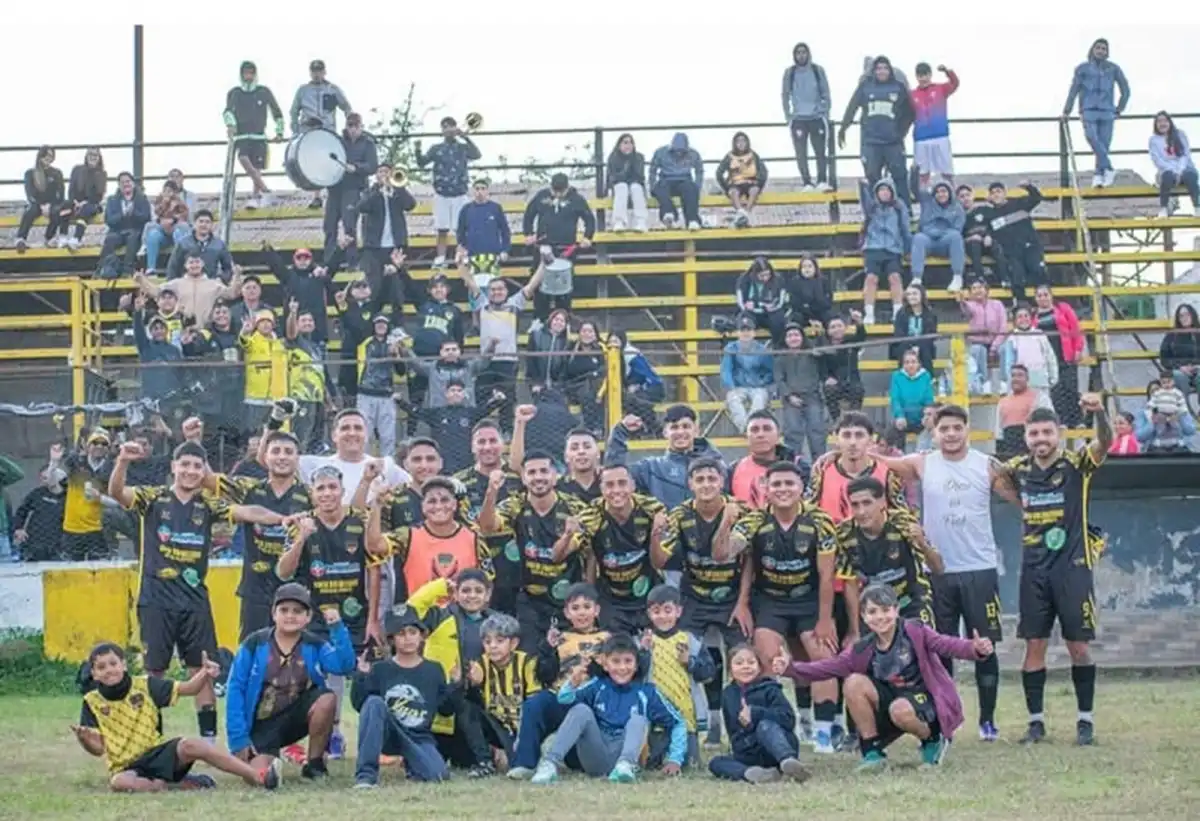 TODO ES ALEGRÍA. Talleres de Tafí Viejo disfruta junto a su gente su gran momento.