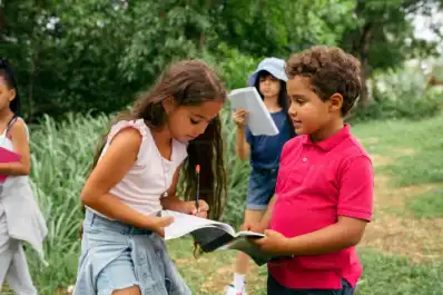 “Volvé antes de la cena”: por qué los niños que crecieron sin celulares son más resilientes y los de ahora enfrentan una salud mental más compleja