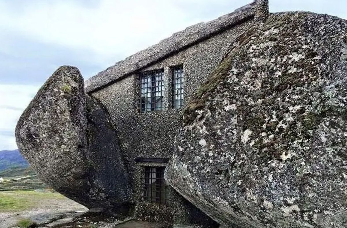 En los 70 fue una extravagancia, hoy es un símbolo de sustentabilidad: la casa esculpida entre cuatro rocas que se volvió viral