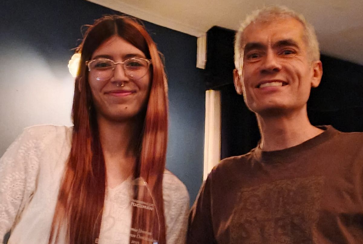 PREPARACIÓN PARA EL DESAFÍO. Eowlyn junto a Ricardo Amani, profesor de física del ITA, con quien profundiza contenidos para su viaje a India. / CORTESÍA EOWLYN MONTENEGRO
