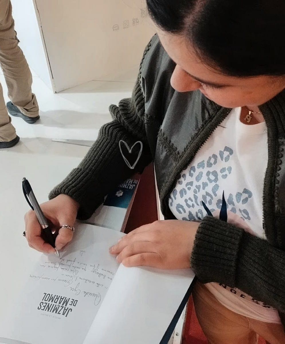 PRIMERA NOVELA. Antonella Gutiérrez La Bruna llevó “Jazmines de Mármol” desde Tucumán hasta la Feria del Libro.