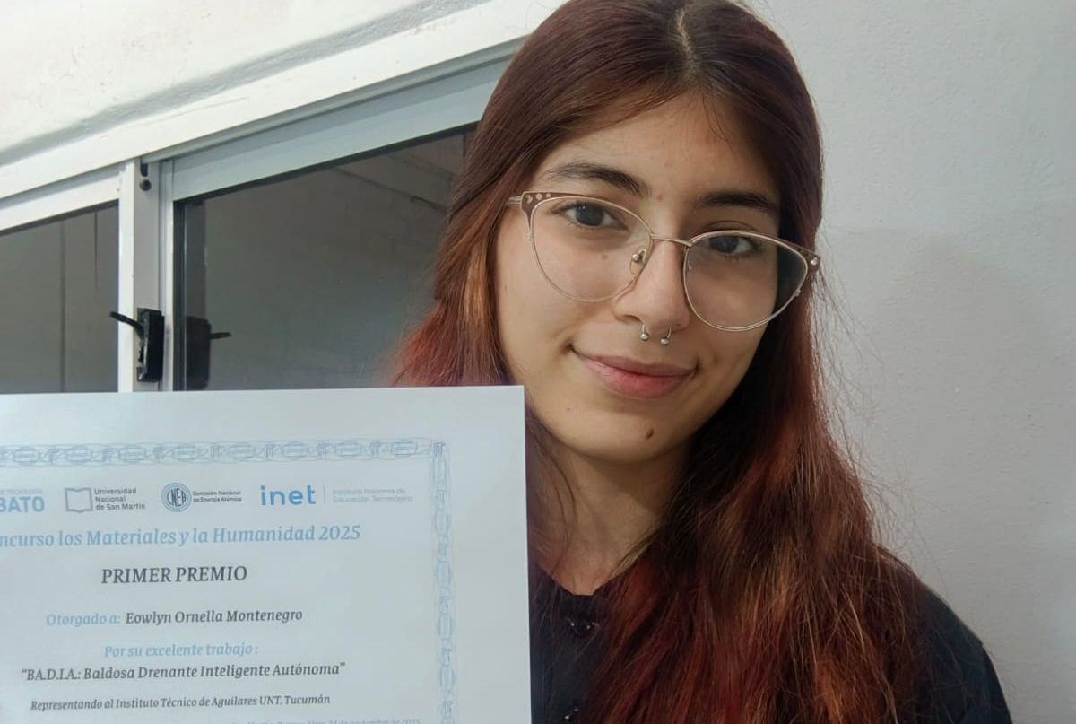 RECONOCIMIENTO AL ESFUERZO. Eowlyn Montenegro posa con un diploma obtenido por uno de los proyectos tecnológicos desarrollados en el ITA. / CORTESÍA EOWLYN MONTENEGRO