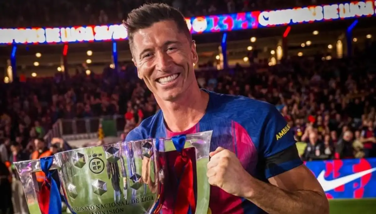 Robert Lewandowski conquistó siete títulos con el Barcelona; el más reciente fue la Liga que ganó luego del clásico frente al Real Madrid.