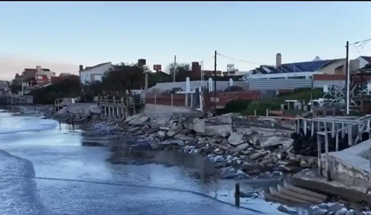 En Mar del Tuyú, el oleaje despiadado se está llevando parte de las casas. 