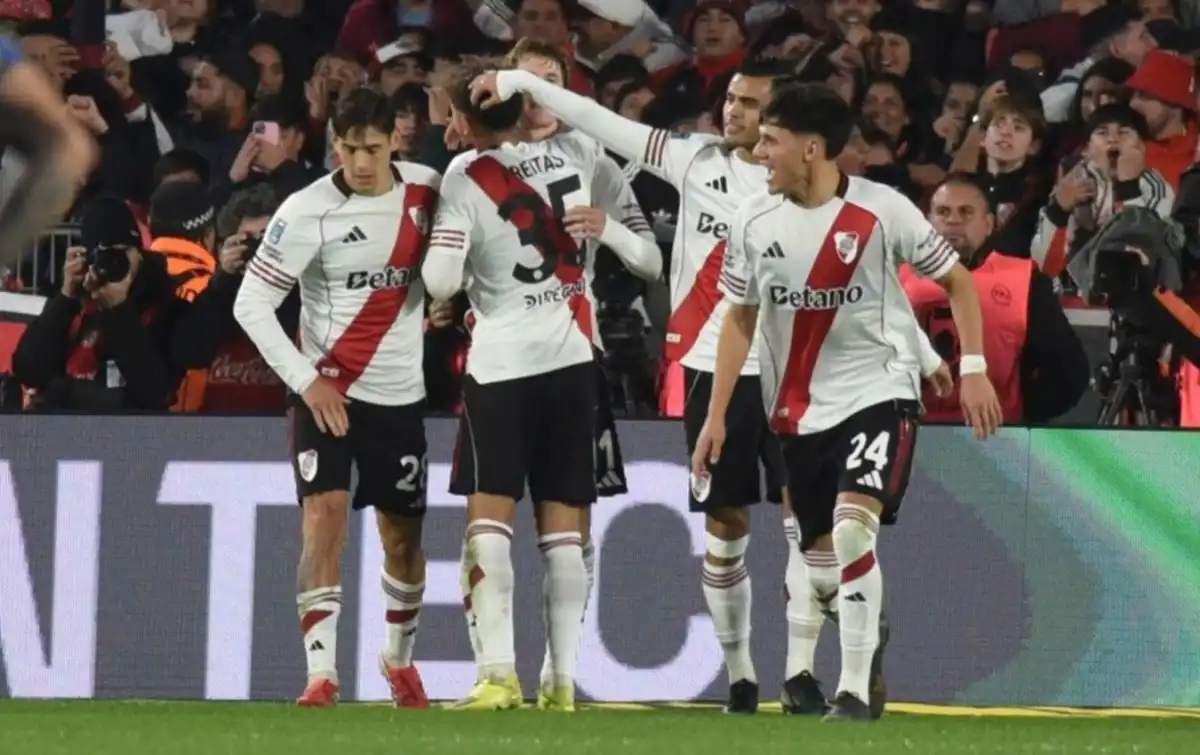 FESTEJO RIVERPLATENSE. Facundo Colidio, autor del gol, es felicitado por sus compañeros luego de convertir de penal.