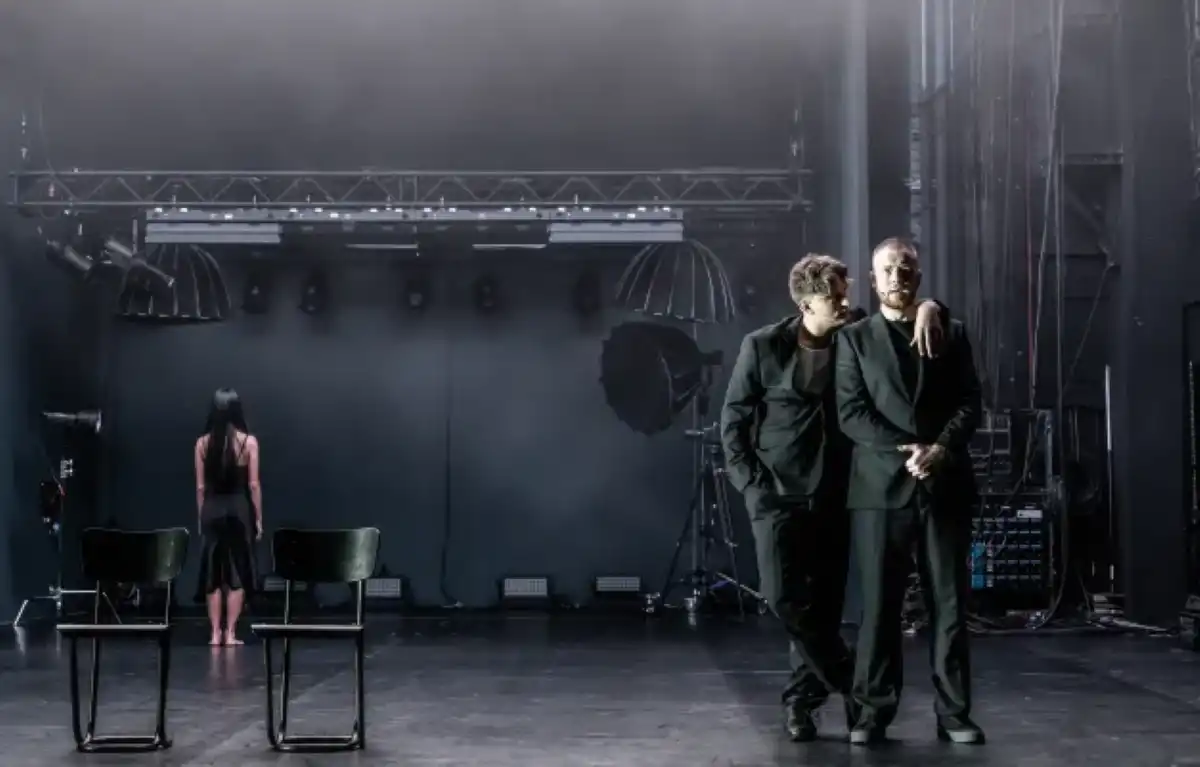 EN EL TEATRO. Francis (con la mano en el bolsillo) abrió la batalla por ser el Agente 007.