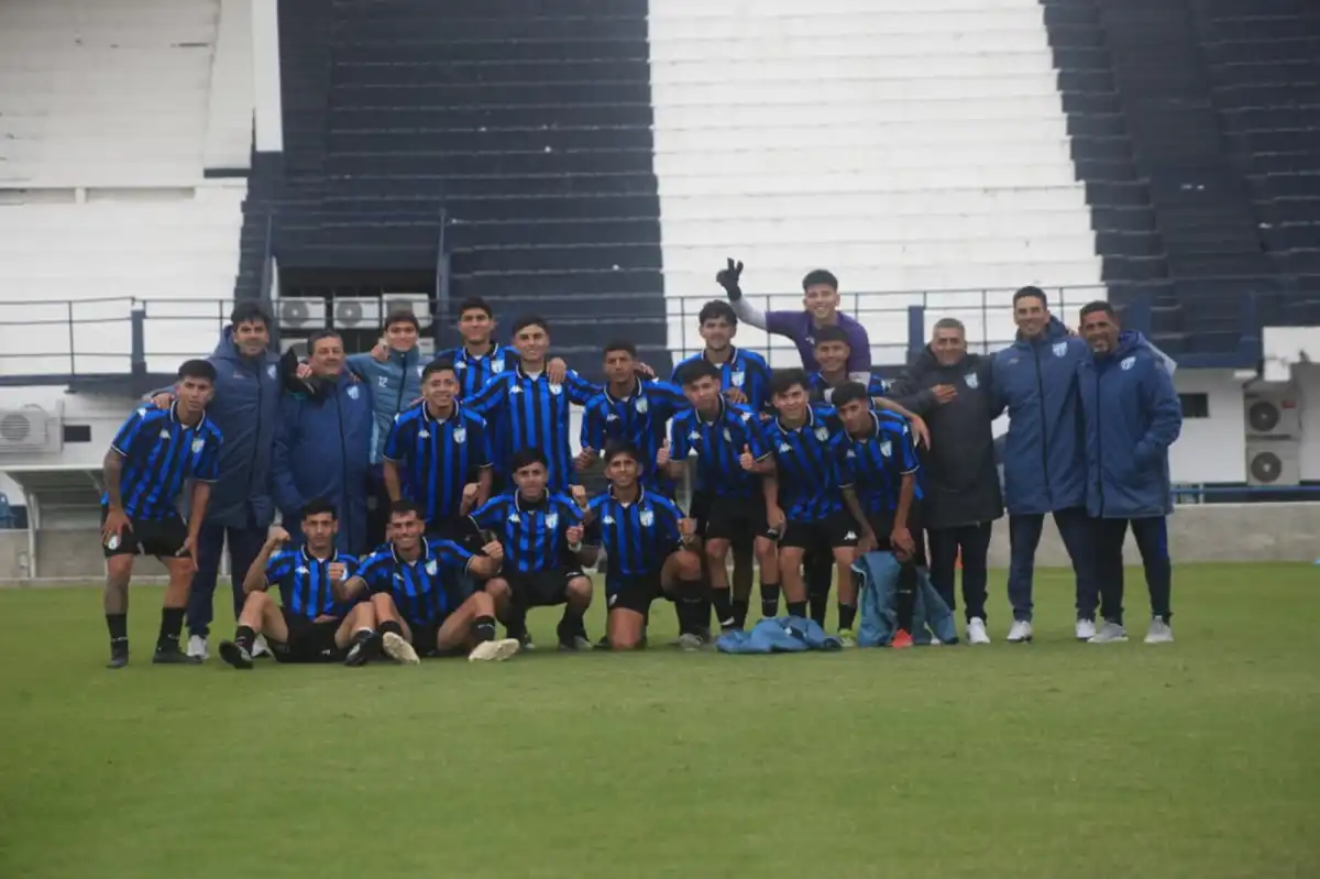 GRAN MOMENTO. La cuarta división de Atlético estiró su racha positiva en el torneo de Juveniles de AFA tras un valioso triunfo en Córdoba.