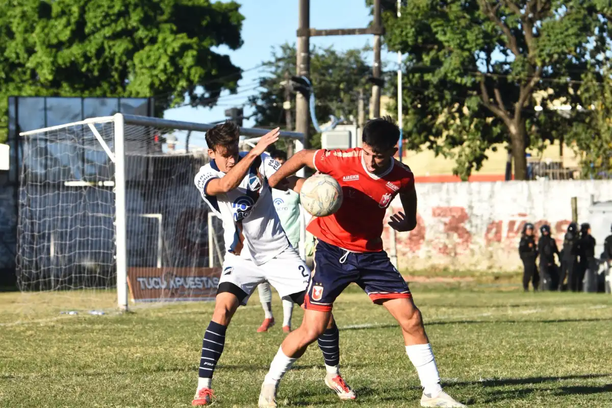Entre goles, sacrificio y el peso de un apellido conocido en el fútbol tucumano, busca escribir su propia. 