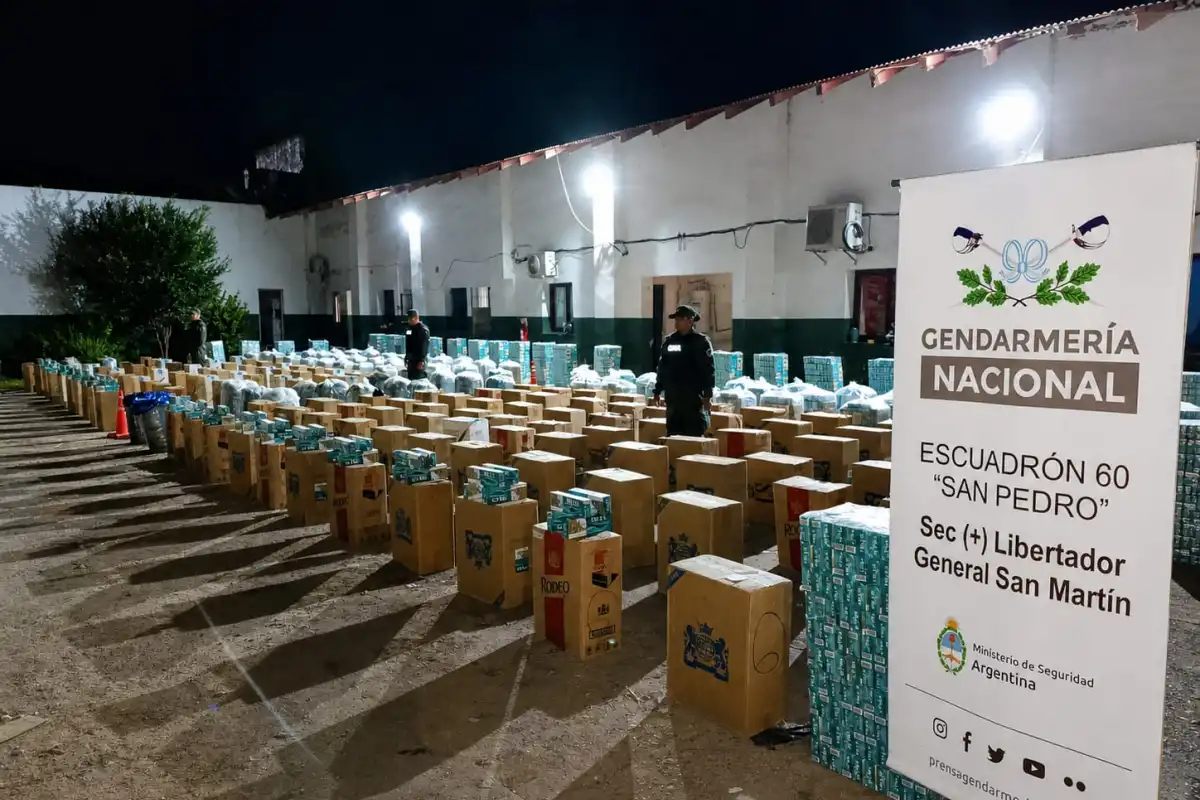 Envían 122.500 paquetes de cigarrillos y 420 kilos de hojas de coca ocultos en encomiendas