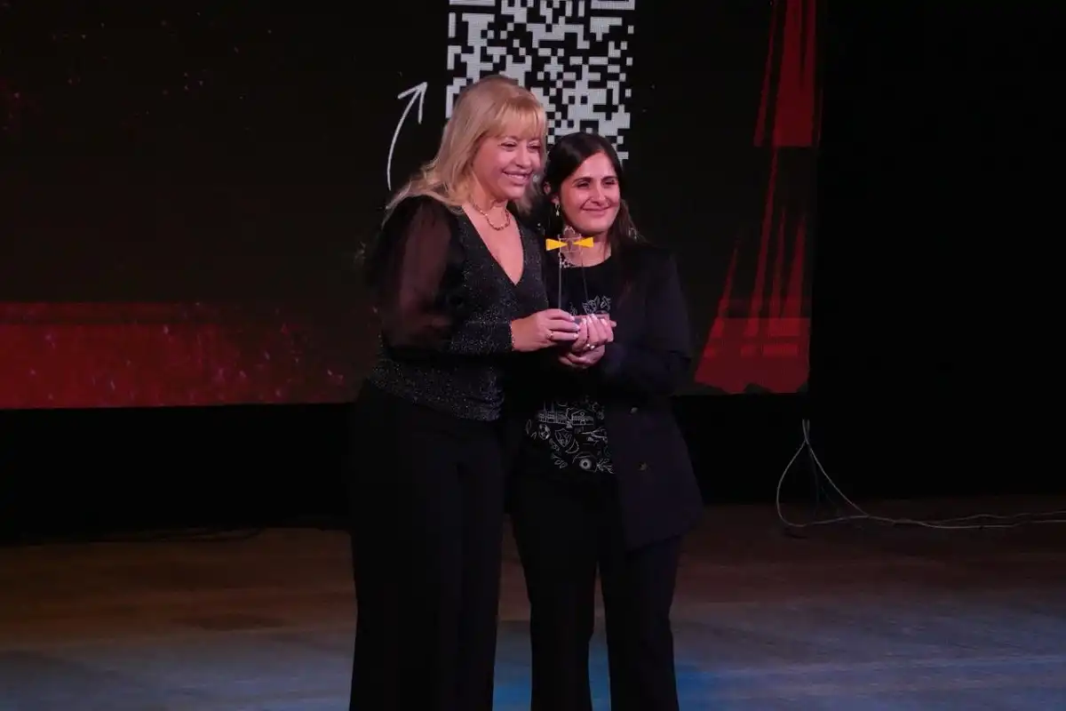PREMIACIÓN. La intendenta Rossana Chahla recibió certificación de la RIL.