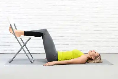 Esta secuencia de tres movimientos de Pilates puede aliviar el dolor de espalda y aliviar la rigidez de cadera