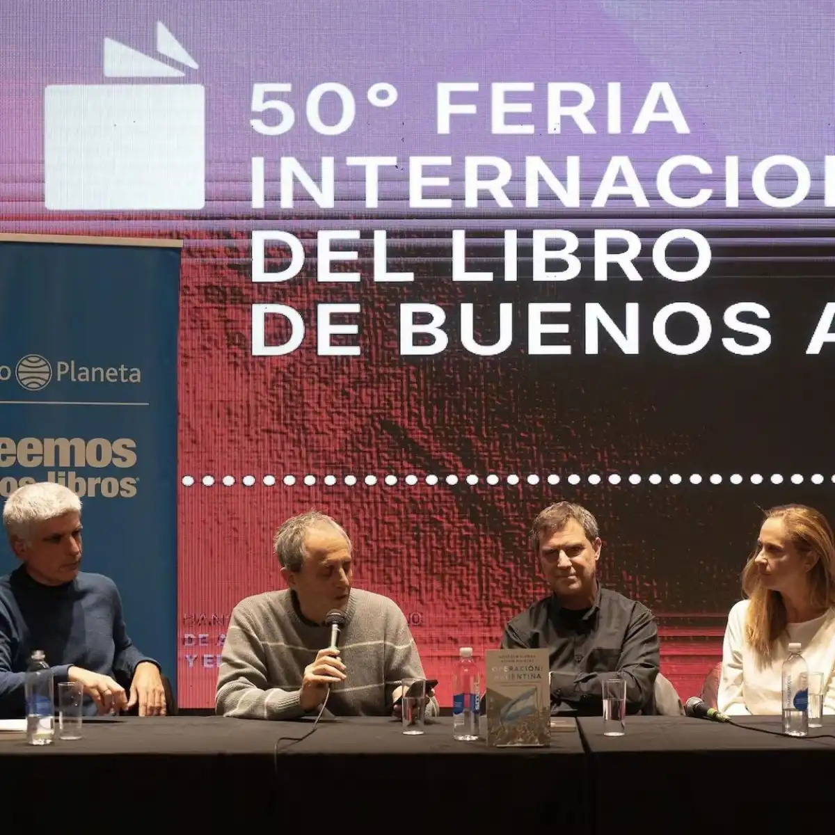 EN LA FERIA DEL LIBRO. Martín Rodríguez Yebra, Ernesto Tenembaum, Andrés Malamud y Astrid Pikielny, durante la presentación de Operación: Argentina, el domingo 10.