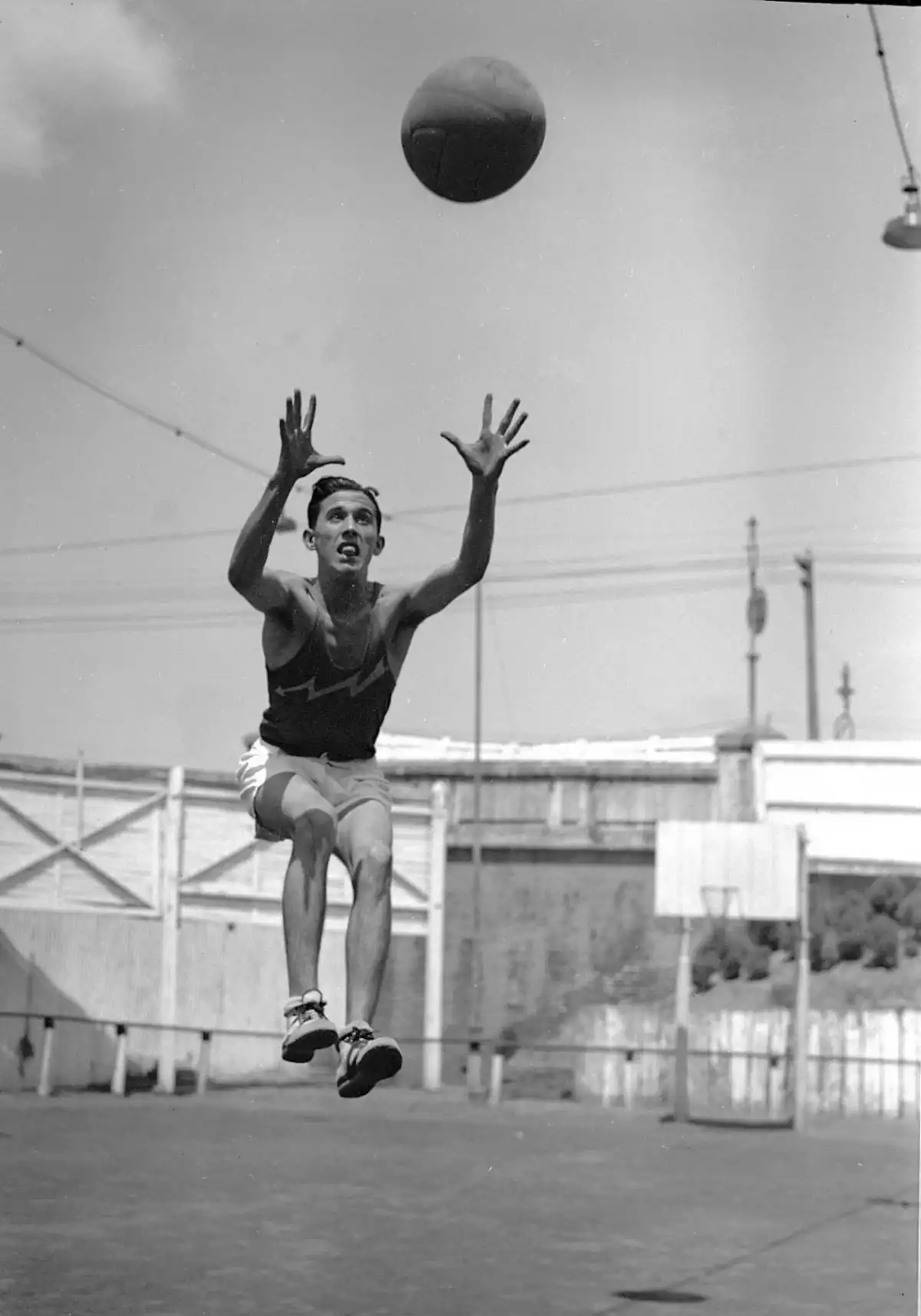 Recuerdos fotográficos: una figura del básquet de Tucumán, fotografiada en 1937
