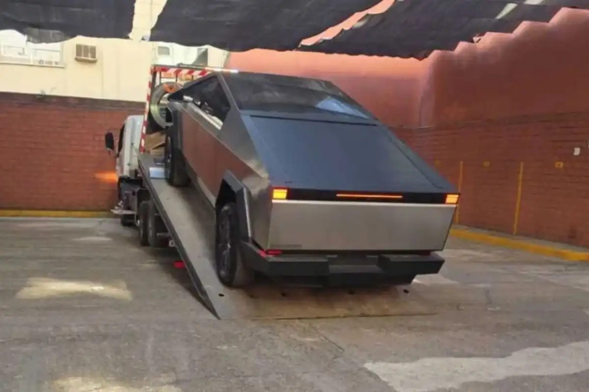REMOLCADO. El Tesla Cybertruck que el diputado estacionó en el Congreso fue llevado a Jujuy en grúa debido a su autonomía eléctrica.