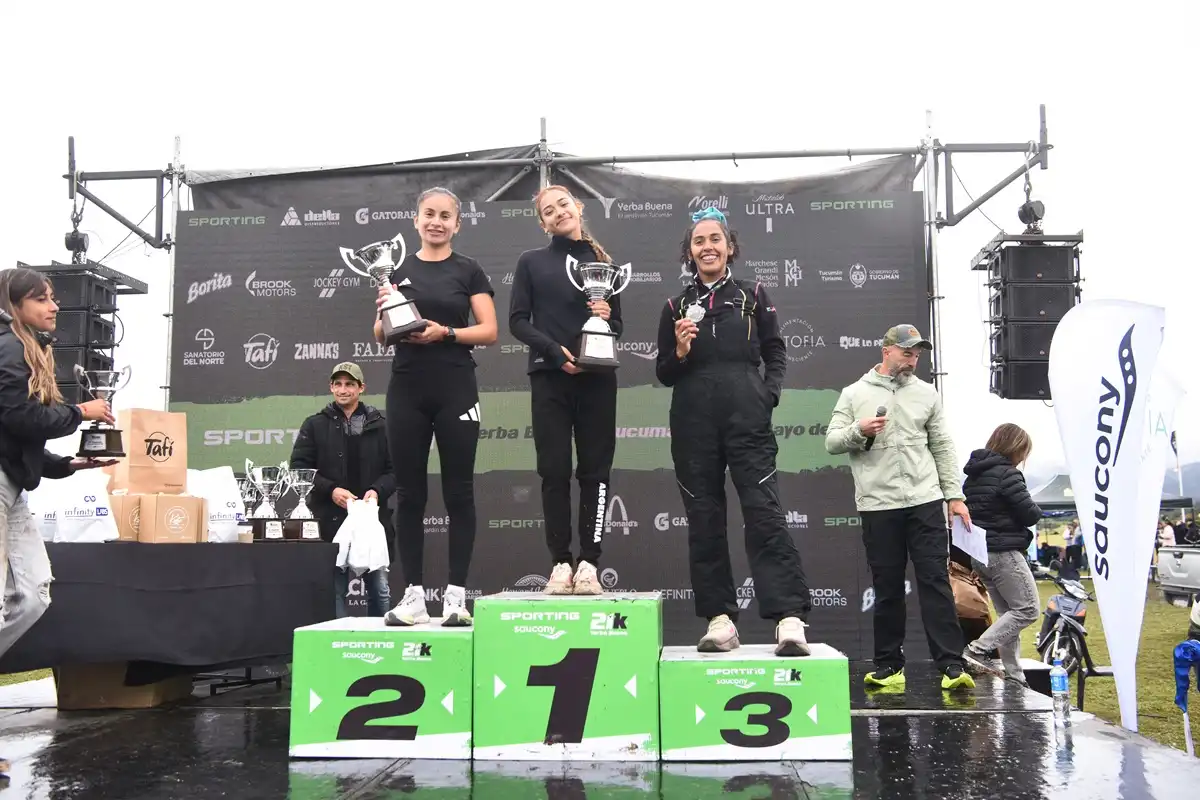 CONTENTA. Marcela Manzaras (a la derecha) posa feliz tras haber finalizado tercera en los 10k de Yerba Buena.