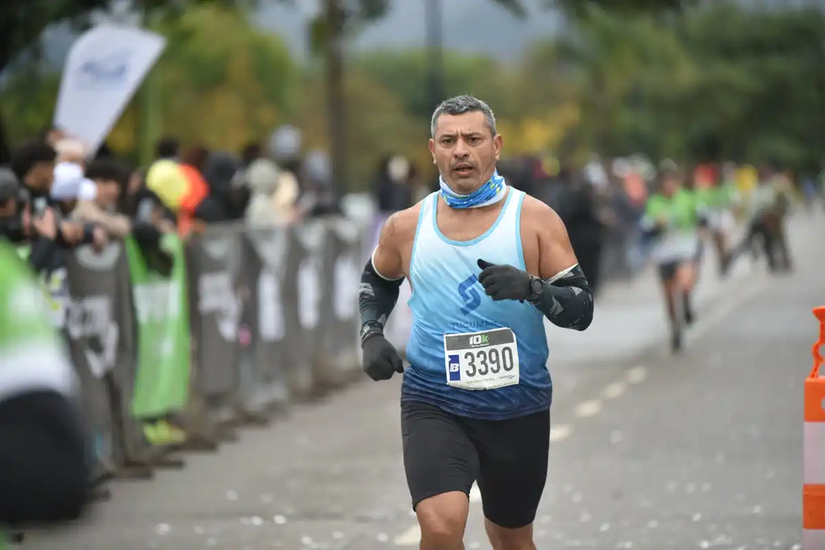 EN ACCIÓN. Lucio, que participó en los 21k Yerba Buena, asegura que el running cambió su vida.