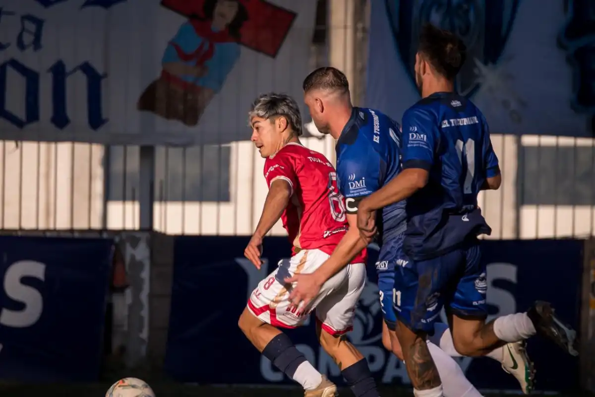 FALLÓ. Valentín Montenegro tuvo la chance de poner el 1 a 0 para el Rojo, pero el arquero Acuña se la tapó.