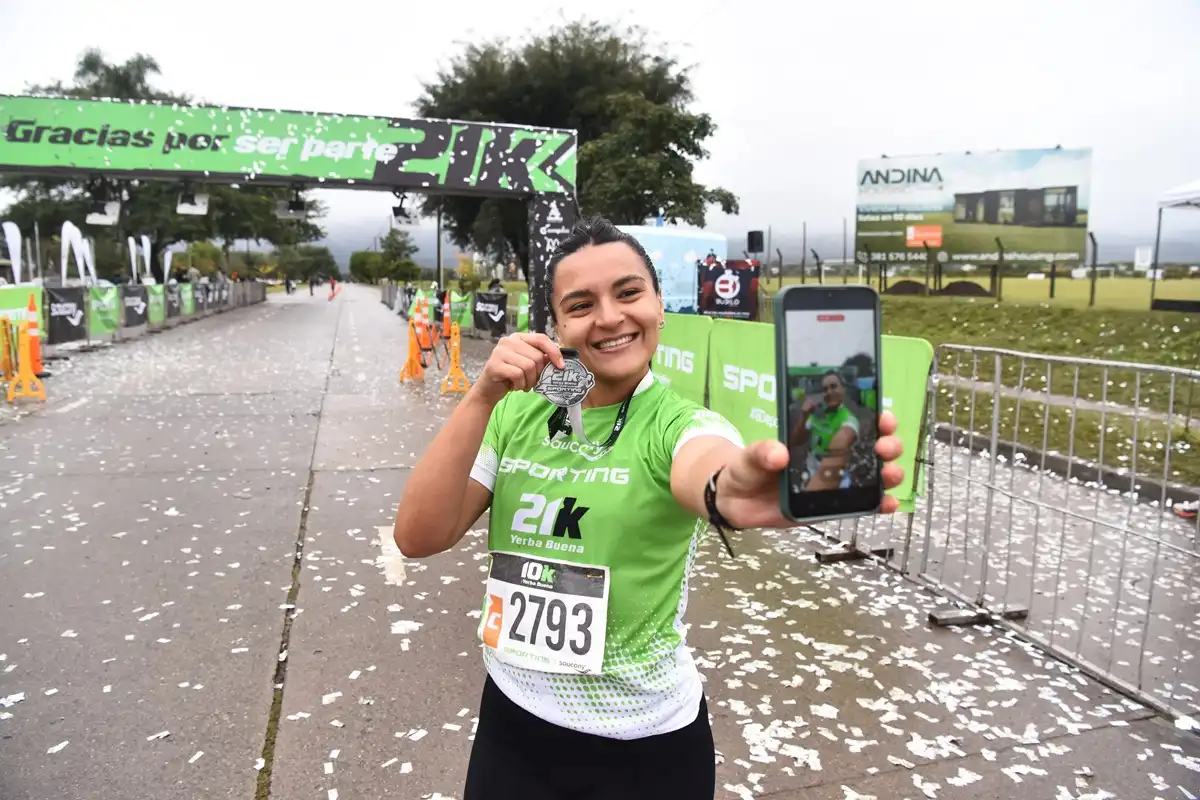 GRAN ALEGRÍA. Luego de recibir la medalla finisher, Flor Mansilla se grabó para postearlo en sus redes sociales.