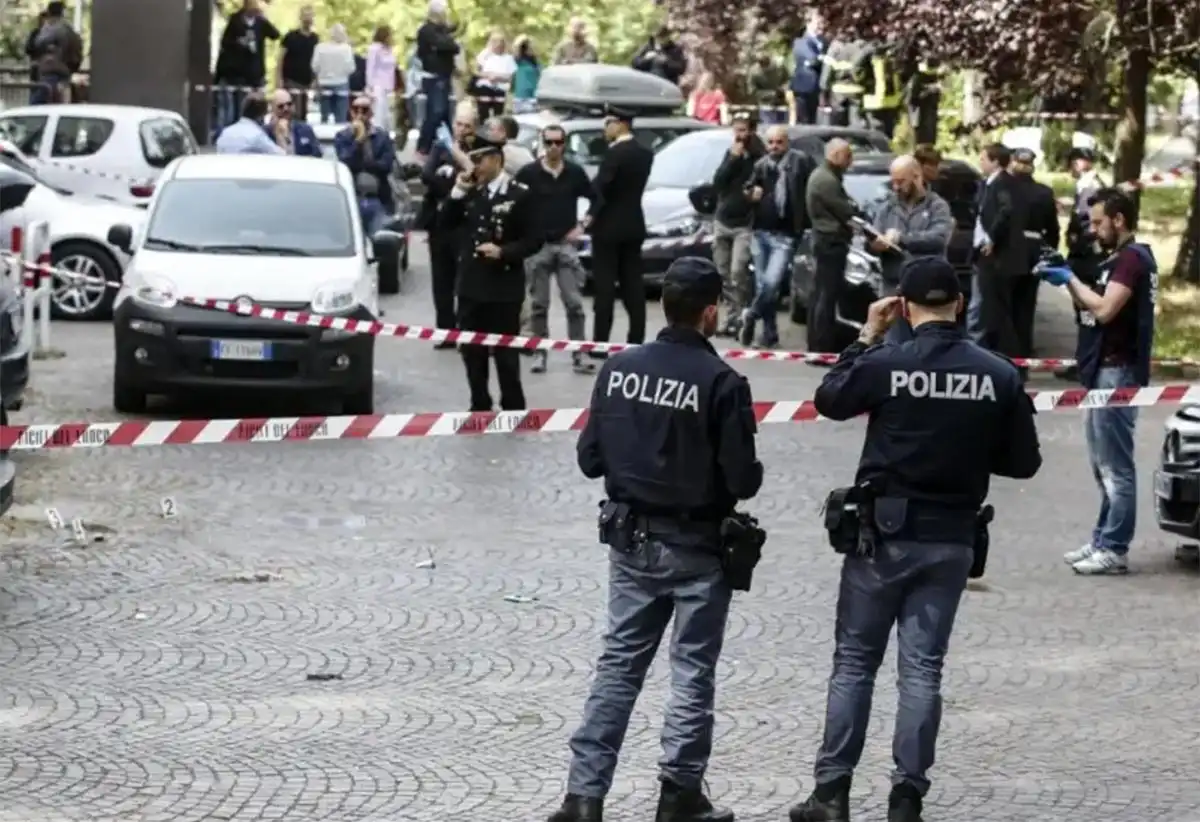 TERROR. Las cámaras de seguridad mostraron un vehículo a gran velocidad por una calle del centro de la ciudad y el impacto contra ciclistas y peatones.