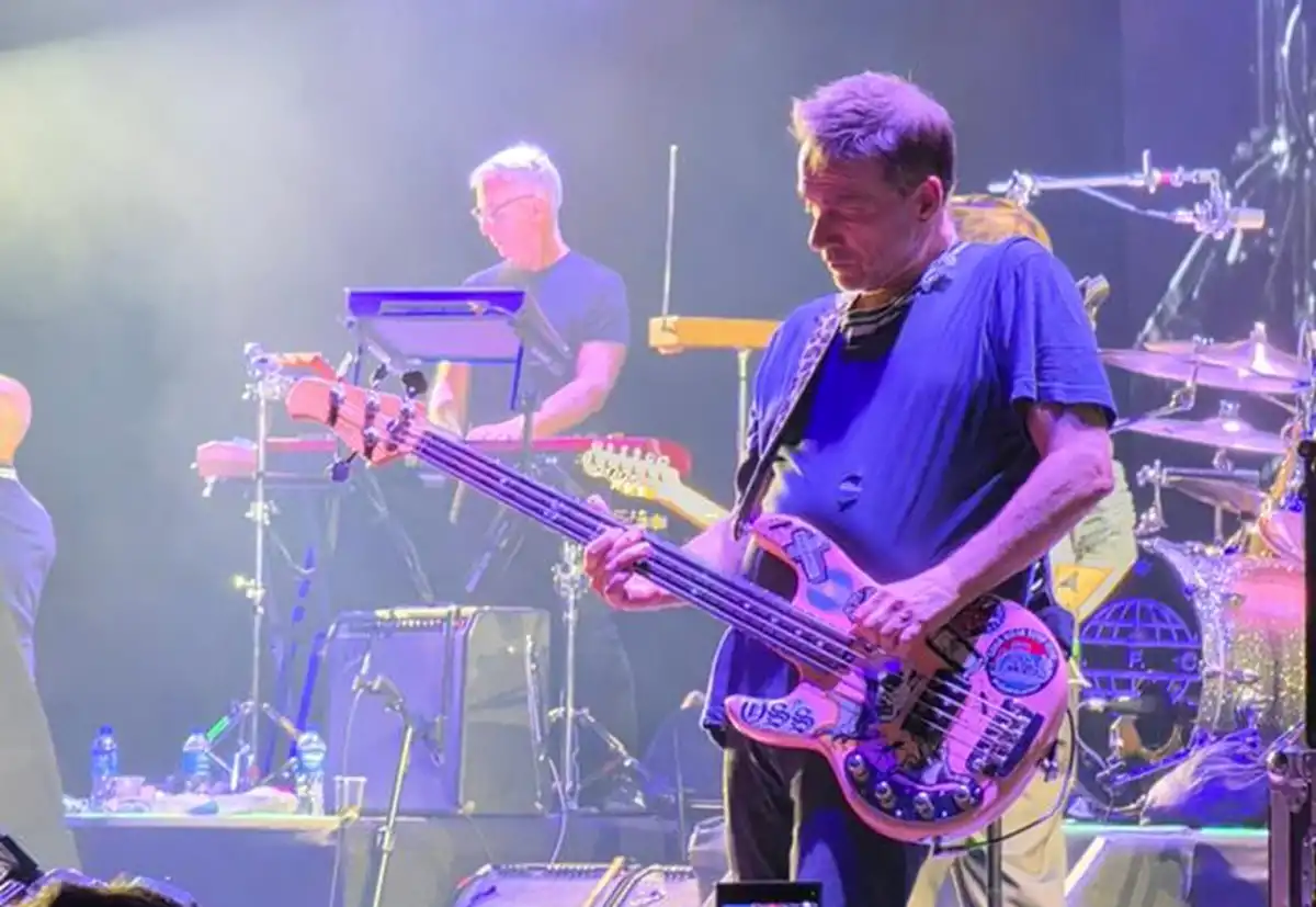 CAMBIO. Vicentico agarró el bajo y dejó cantar a sus compañeros. FOTO GENTILEZA MARCIO MASINO