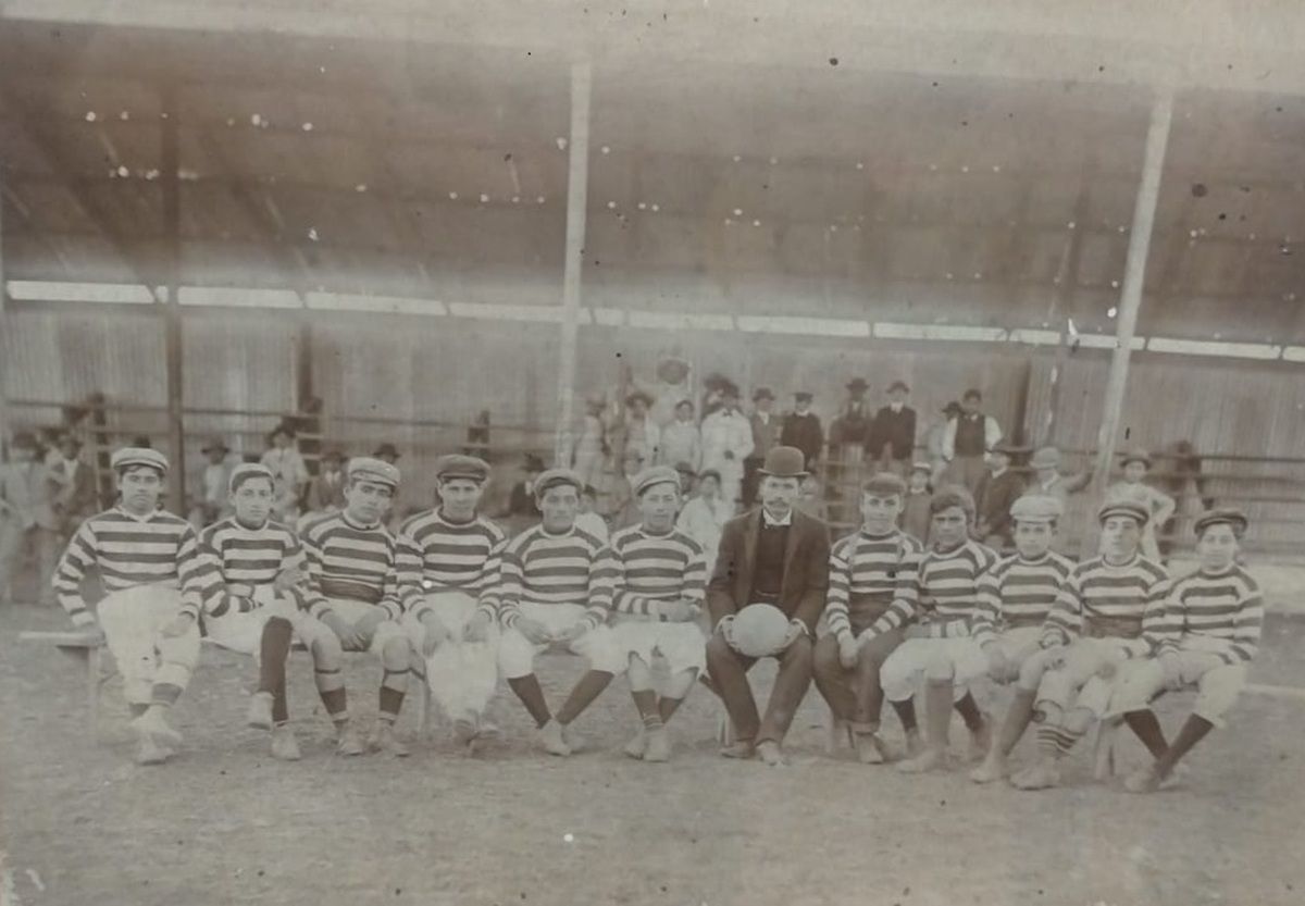 HISTORIA. Donde está la actual platea, se inauguró la primera tribuna en 1907.
