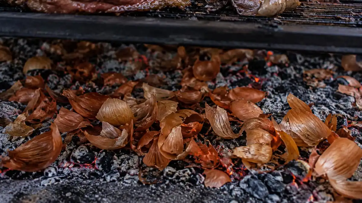 Para qué sirve arrojar cáscaras de cebolla sobre las brasas del asado