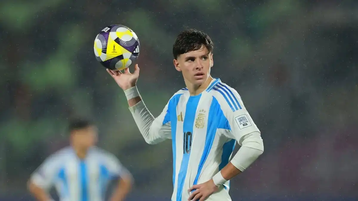 EMOTIVA CAMPAÑA. El futbolista Álvaro Montoro donó su camiseta de la Selección Argentina para ayudar a la ultramaratonista Andrea Galván a costear su viaje al Espartatlón de Grecia.