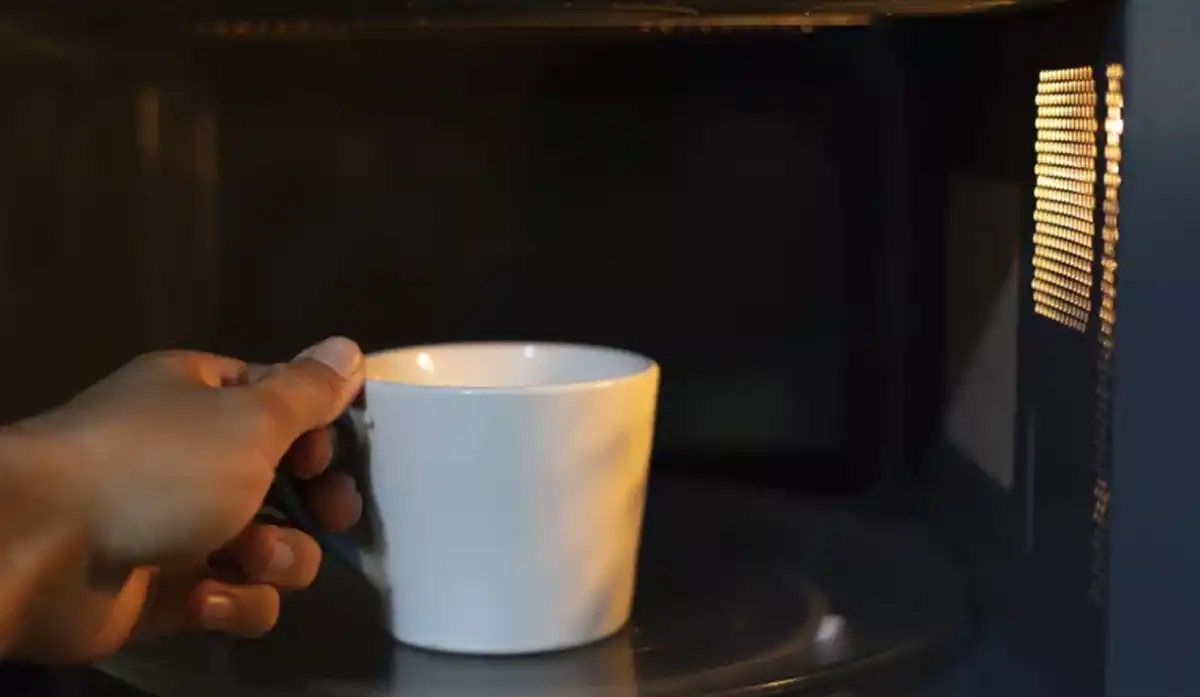 Calentar la taza en el microondas puede no ser muy recomendable. 