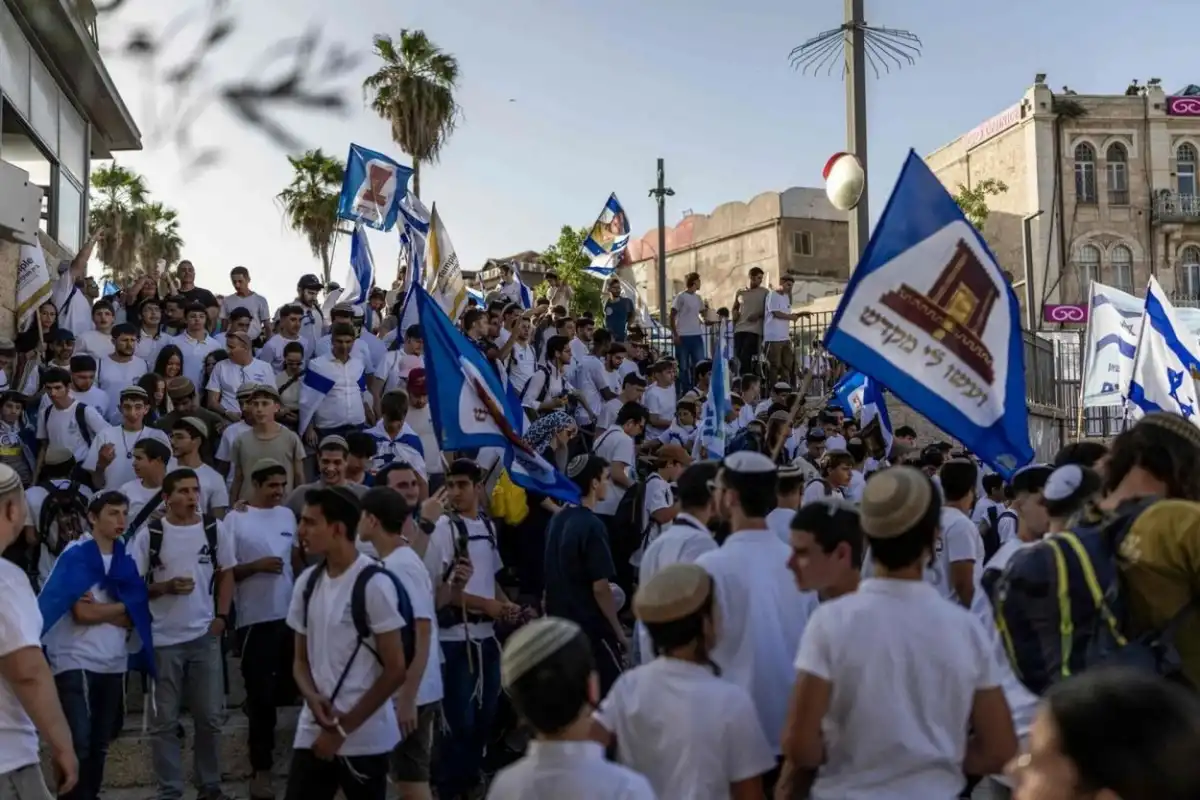 DESFILE. Colonos nacionalistas judíos marchan por la parte árabe de la vieja Jerusalén, con consignas provocadoras.