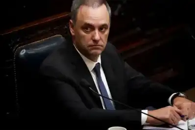 Una encuesta reveló que el 71% considera que Manuel Adorni debería renunciar