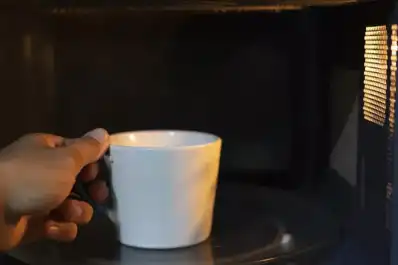 Por qué no deberías calentar tu taza de té en el microondas, según un estudio reciente