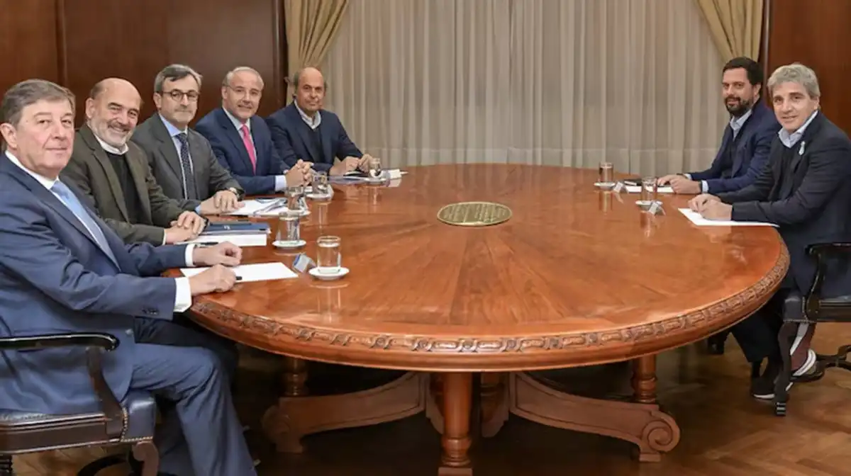La UIA se reunió con Luis Caputo y reclamó medidas para reactivar la industria y aliviar a las PyMEs