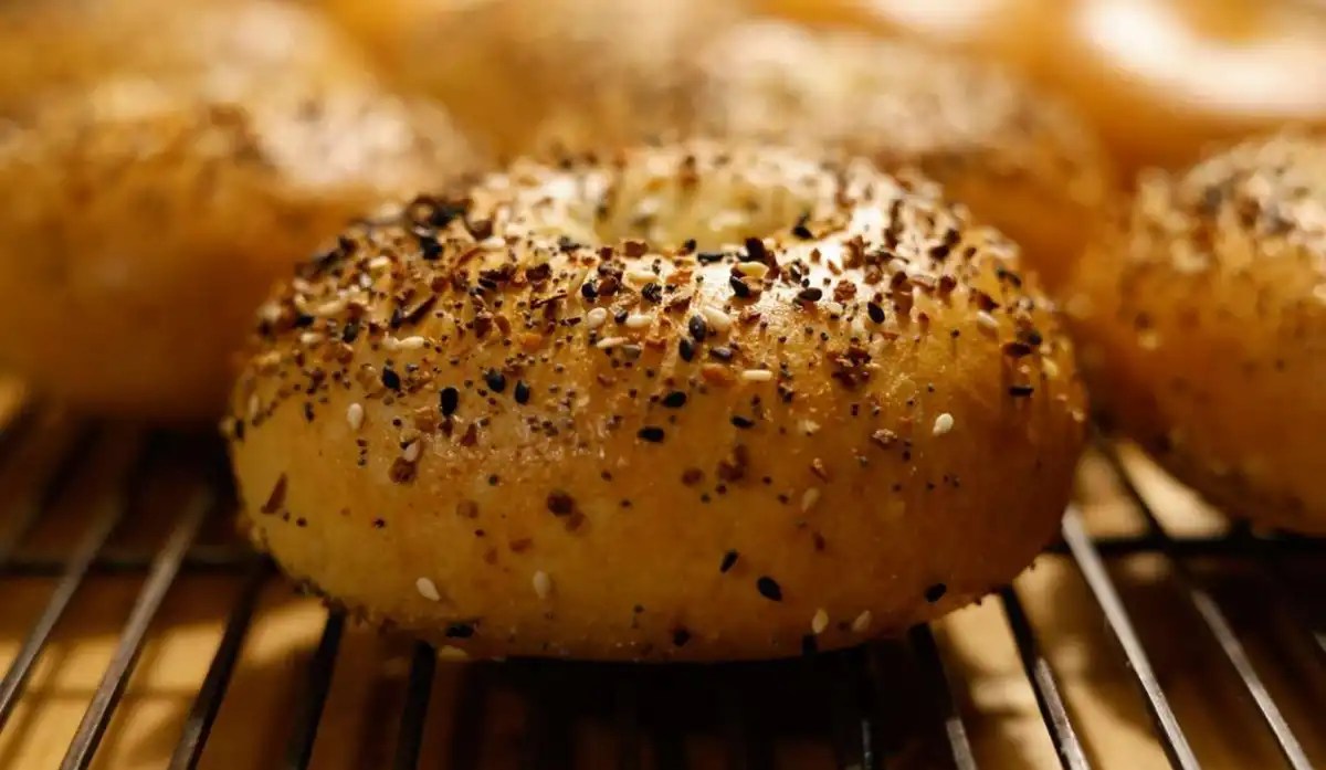 Con dos ingredientes es posible preparar bagels saludables. 